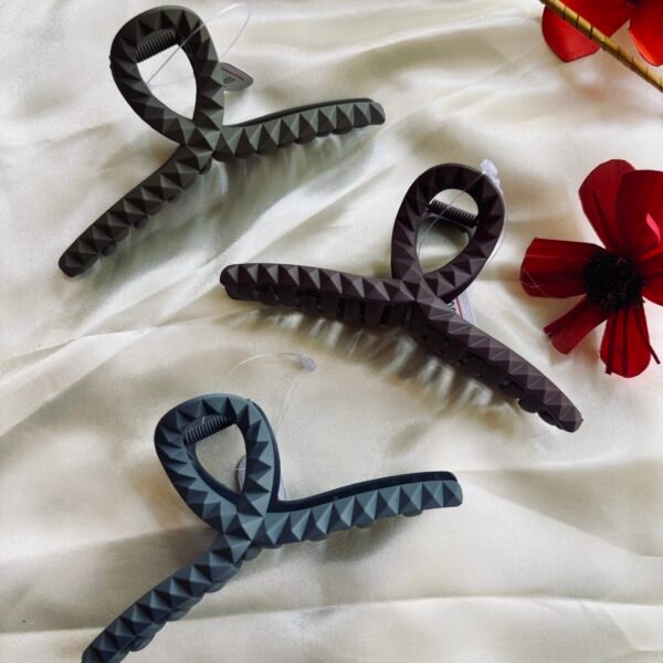 Knotted Matte Claw